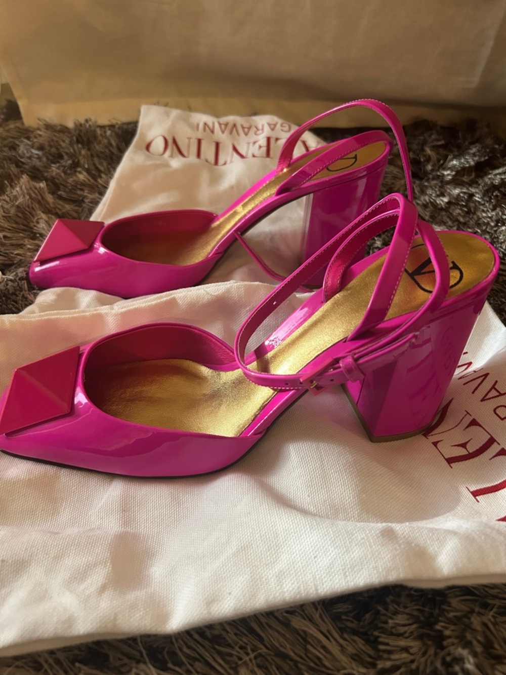Valentino Garavani Hot Pink Patent Pyramid Toe Slingback Heels. NEW - Picture 2 of 6